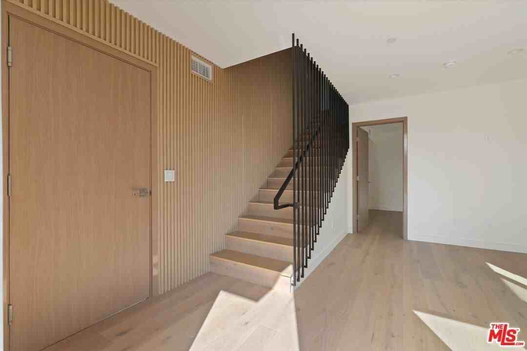 15207 Morrison St - Photo 6 of 34