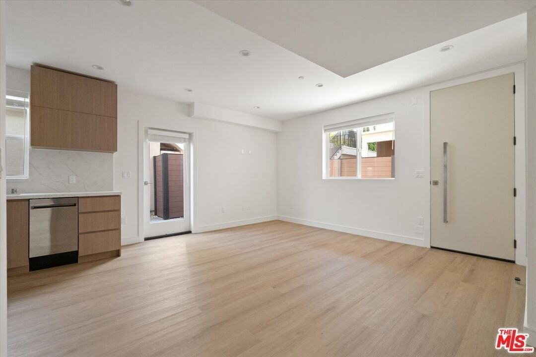 15211 Morrison Street - Photo 4 of 16