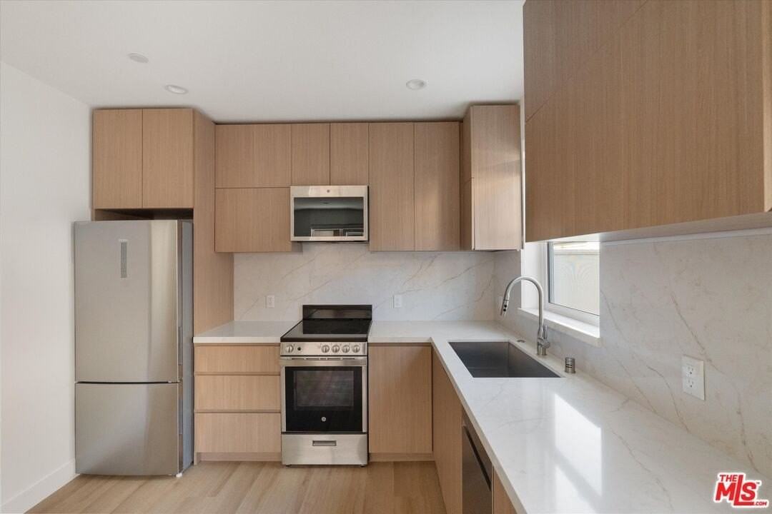 15211 Morrison Street - Photo 6 of 16