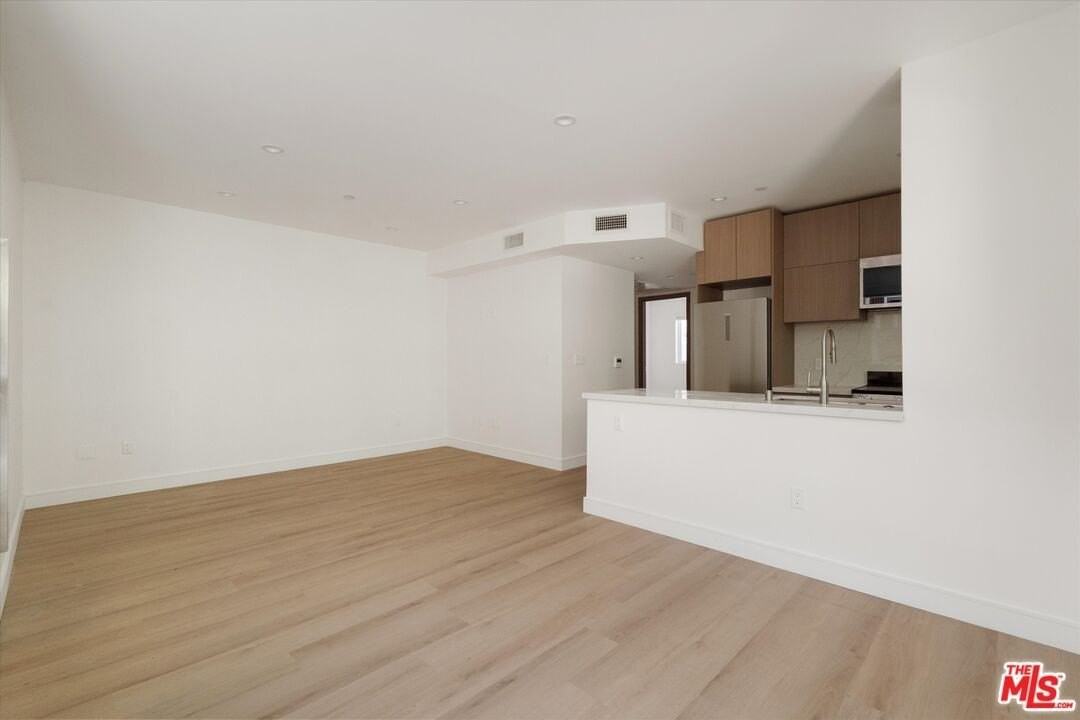 15213 Morrison Street - Photo 4 of 15