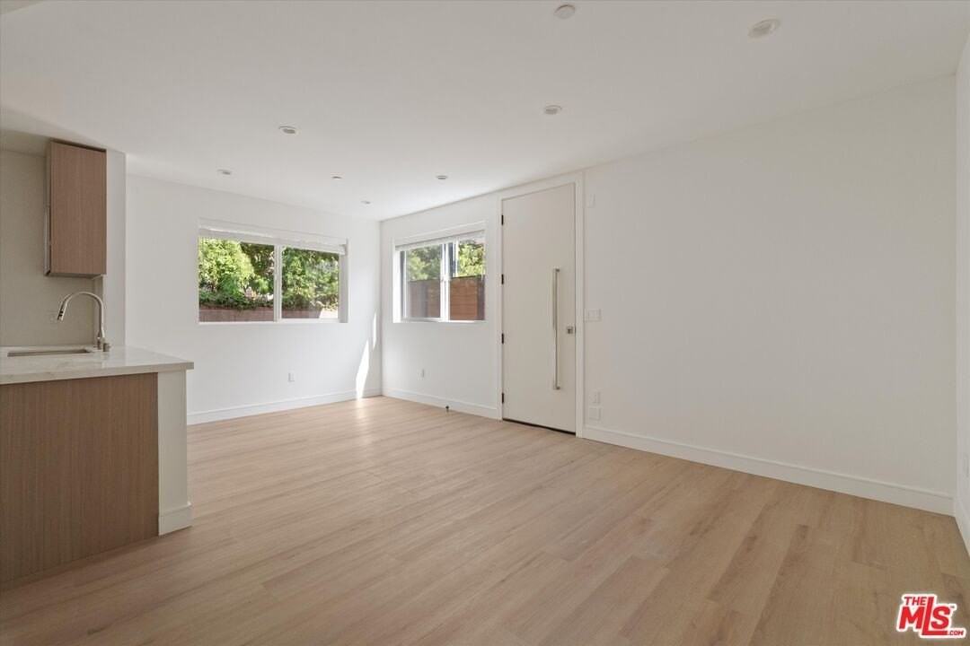 15209 Morrison Street - Photo 5 of 15