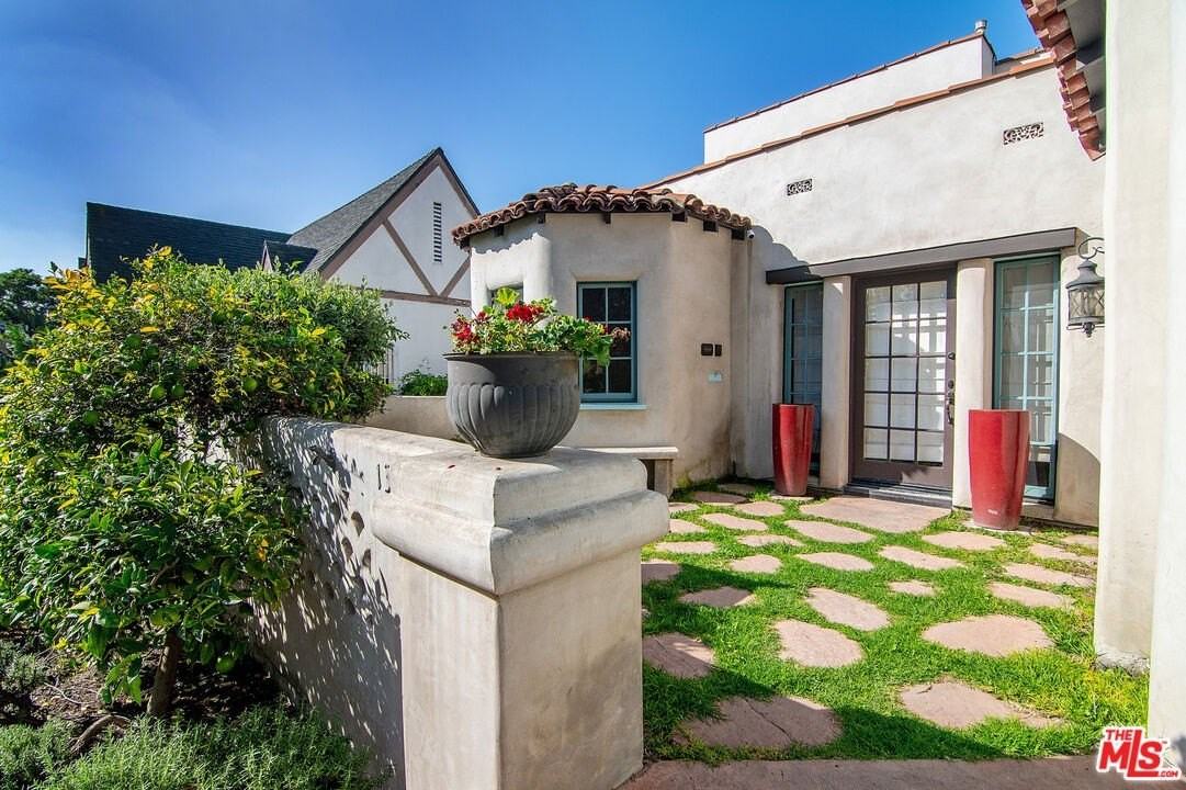 131 South Martel Avenue - Photo 3 of 50