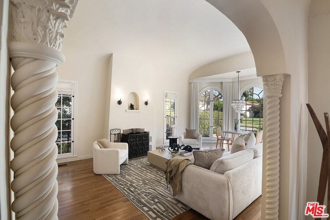 131 South Martel Avenue - Photo 6 of 50