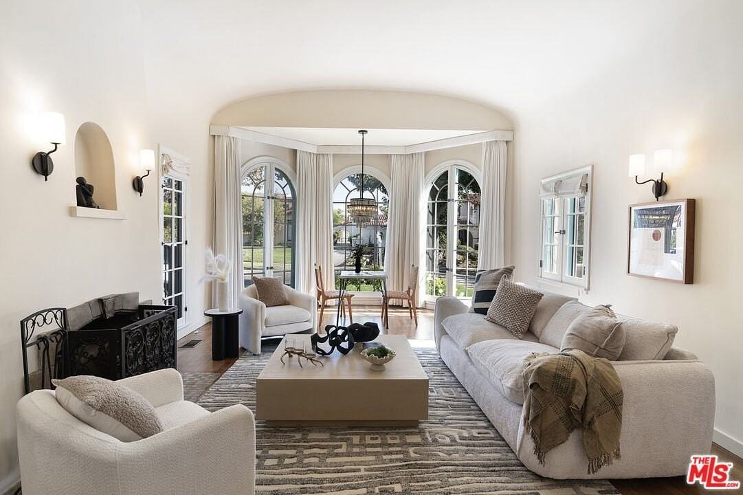 131 South Martel Avenue - Photo 7 of 50