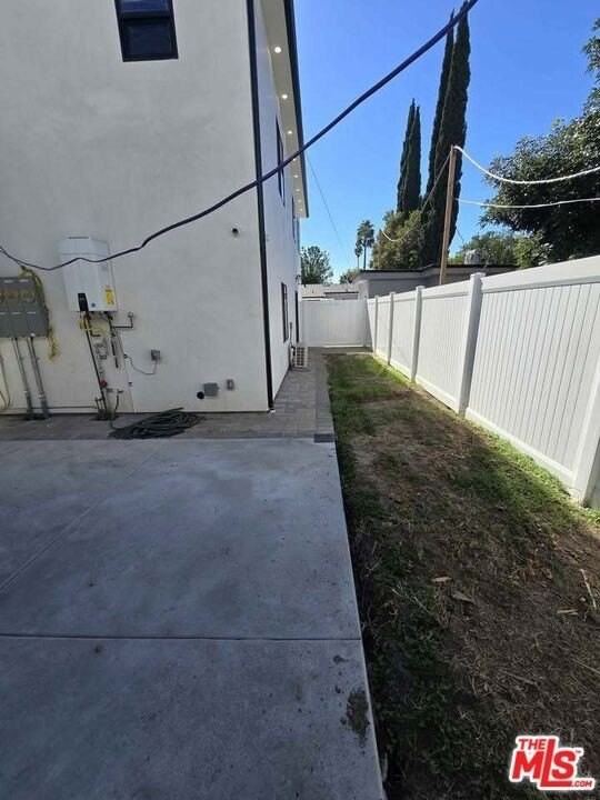 14121 Califa St - Photo 4 of 33