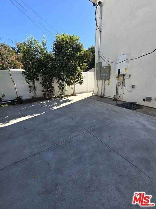 14121 Califa St - Photo 5 of 33