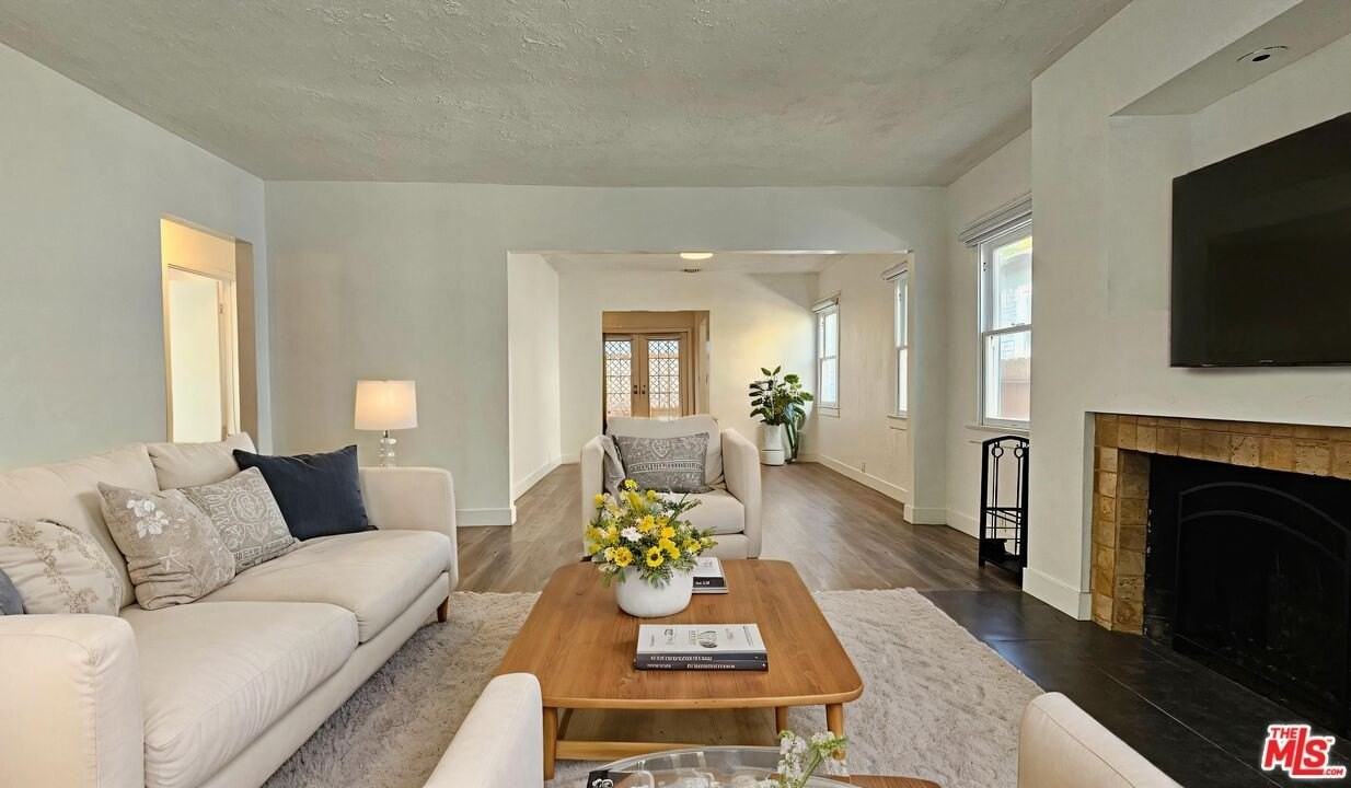 1209 North Genesee Avenue - Photo 3 of 16