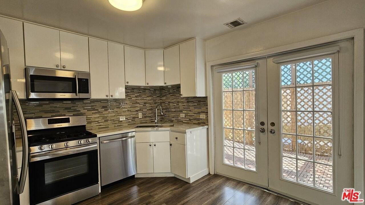 1209 North Genesee Avenue - Photo 7 of 16