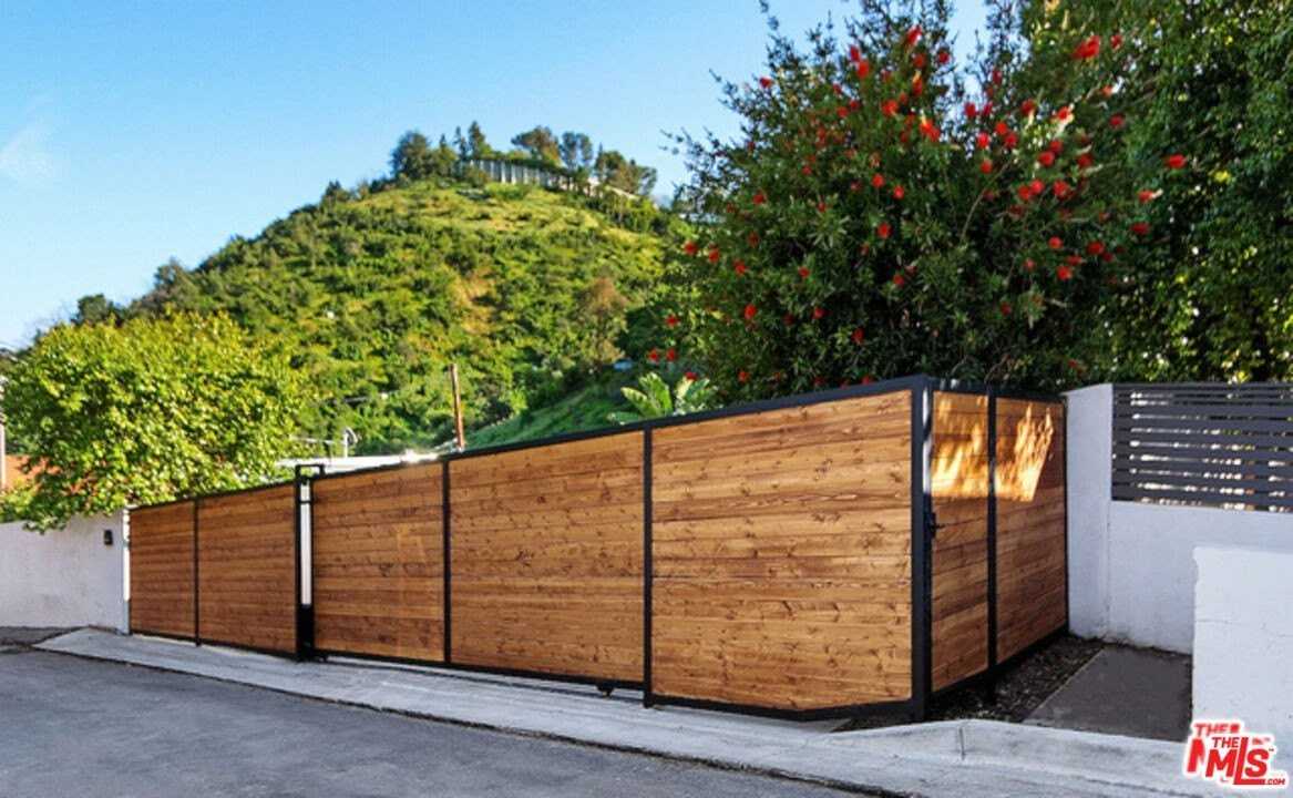 10486 Sandall Ln - Photo 6 of 33