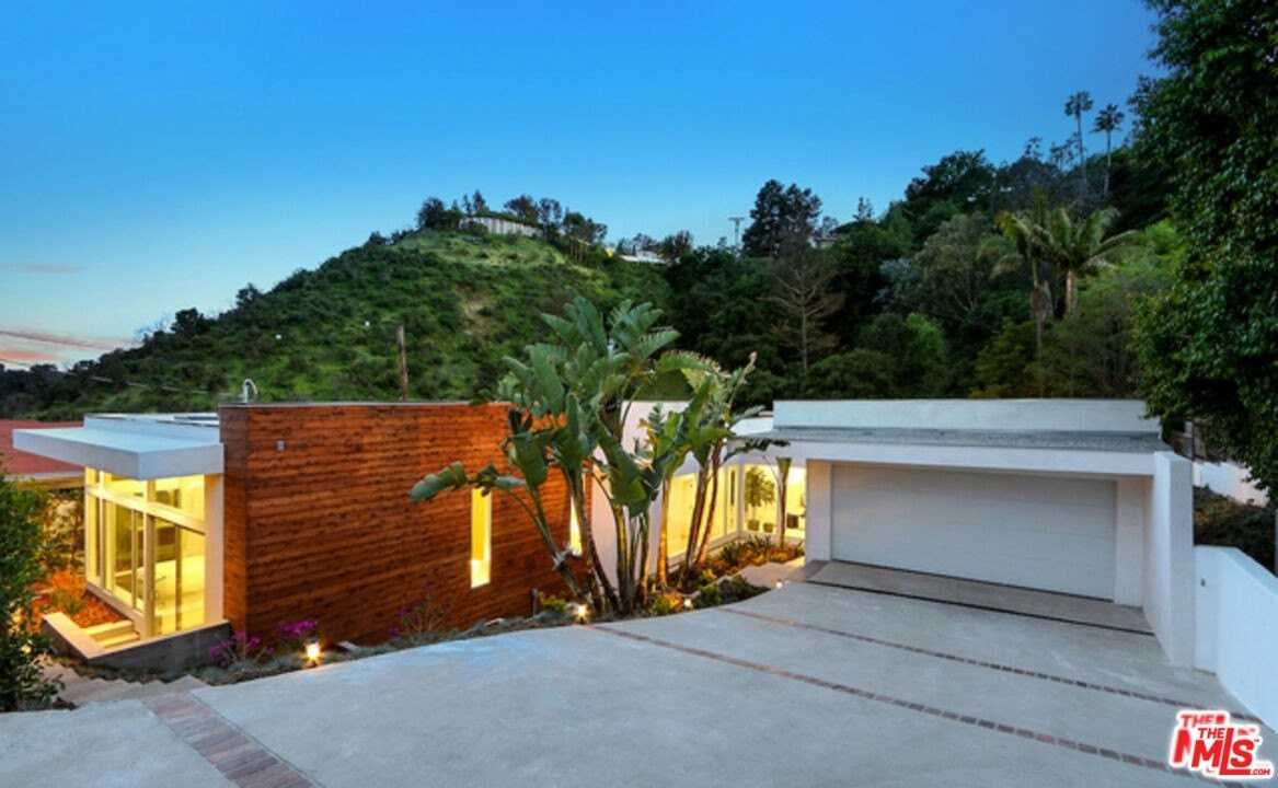 10486 Sandall Ln - Photo 7 of 33