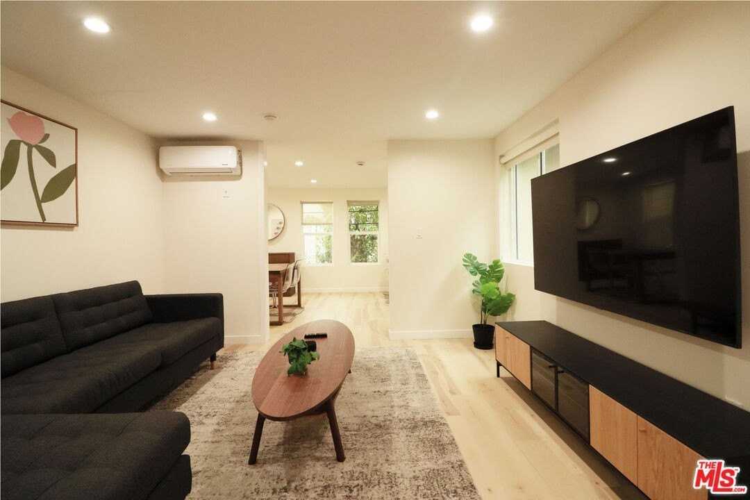 9042 Phyllis Avenue #B - Photo 4 of 35