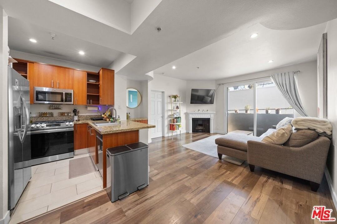 620 S Gramercy Pl Apt 228 #228 - Photo 3 of 21