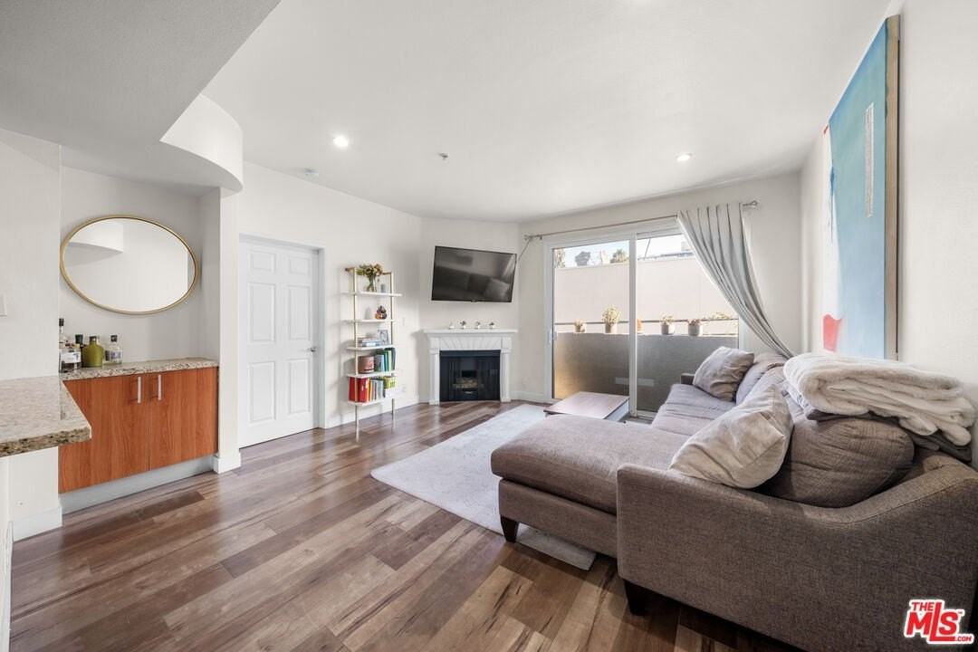 620 S Gramercy Pl Apt 228 #228 - Photo 5 of 21