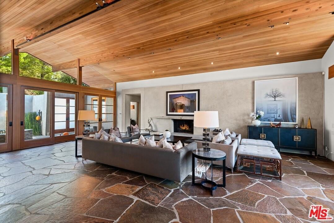 4305 Clear Valley Dr - Photo 7 of 42