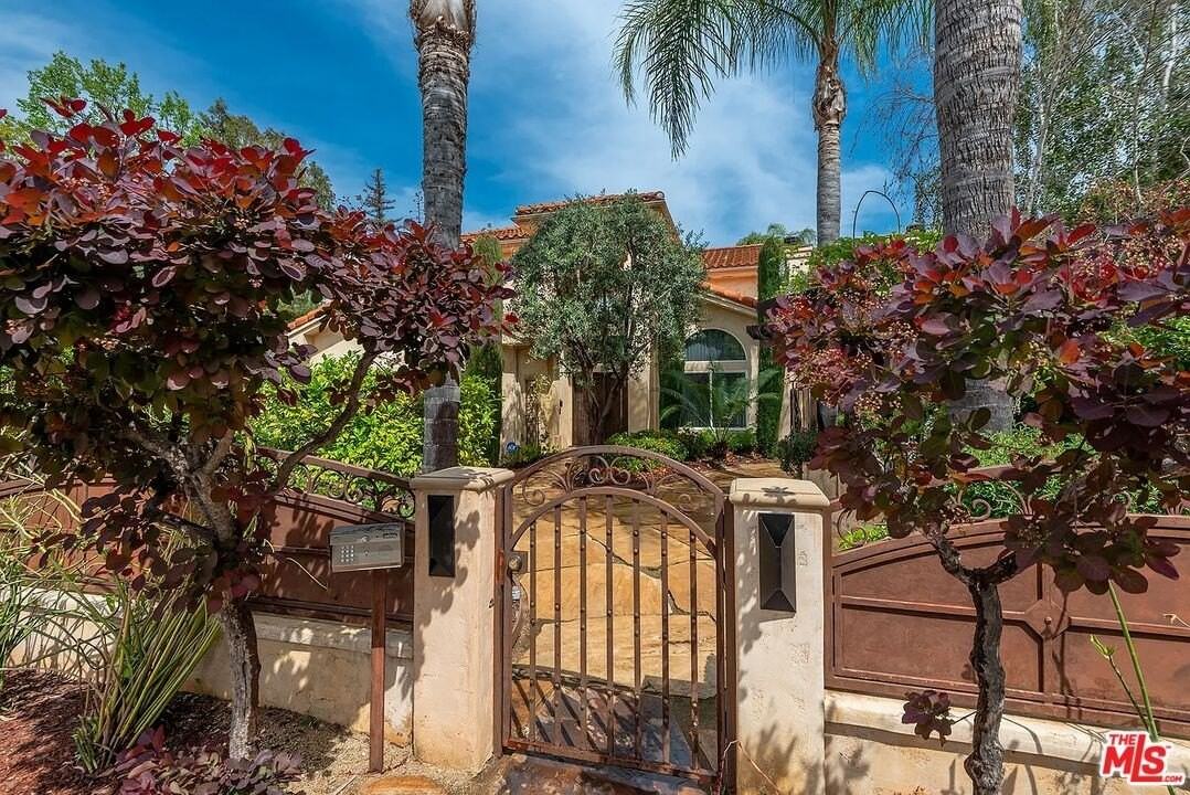 4724 Noble Avenue - Photo 3 of 35