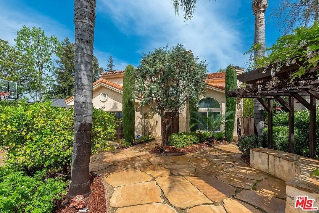 4724 Noble Avenue - Photo 4 of 35