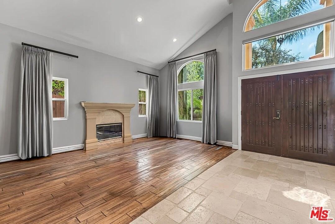 4724 Noble Avenue - Photo 6 of 35