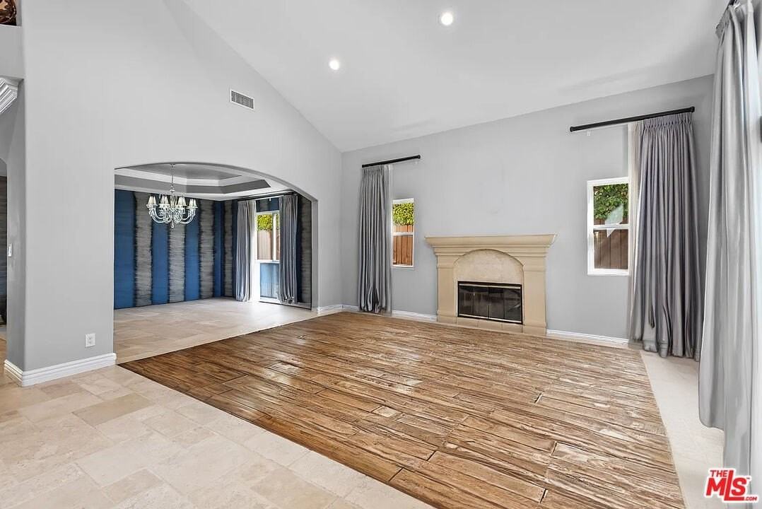 4724 Noble Avenue - Photo 7 of 35