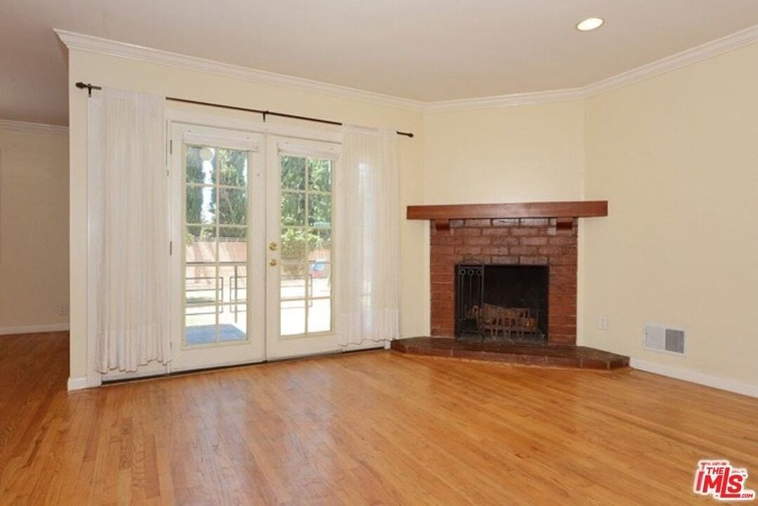 5739 Simpson Ave - Photo 3 of 9