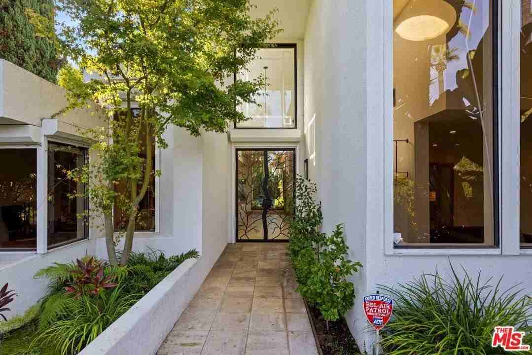 605 North Hillcrest Road - Photo 3 of 36