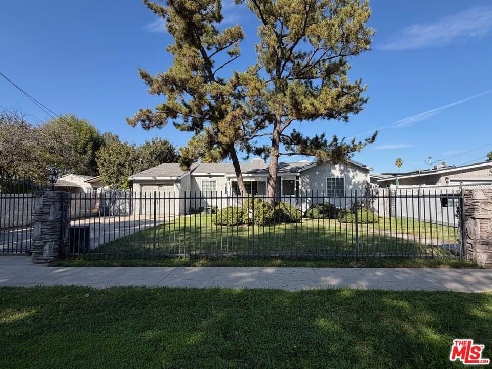 18649 Chase St - Photo 3 of 35