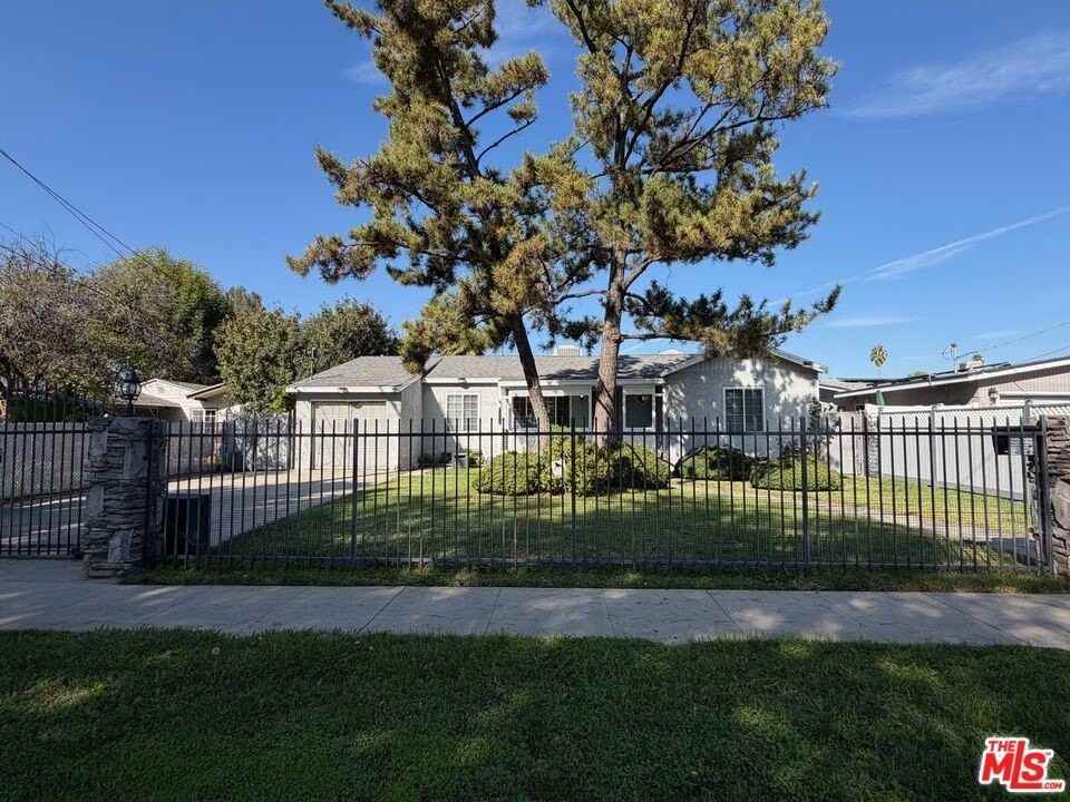 18649 Chase St - Photo 4 of 35