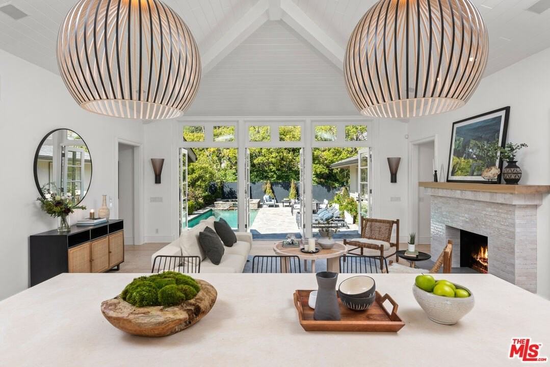 1330 North Wetherly Drive - Photo 4 of 38