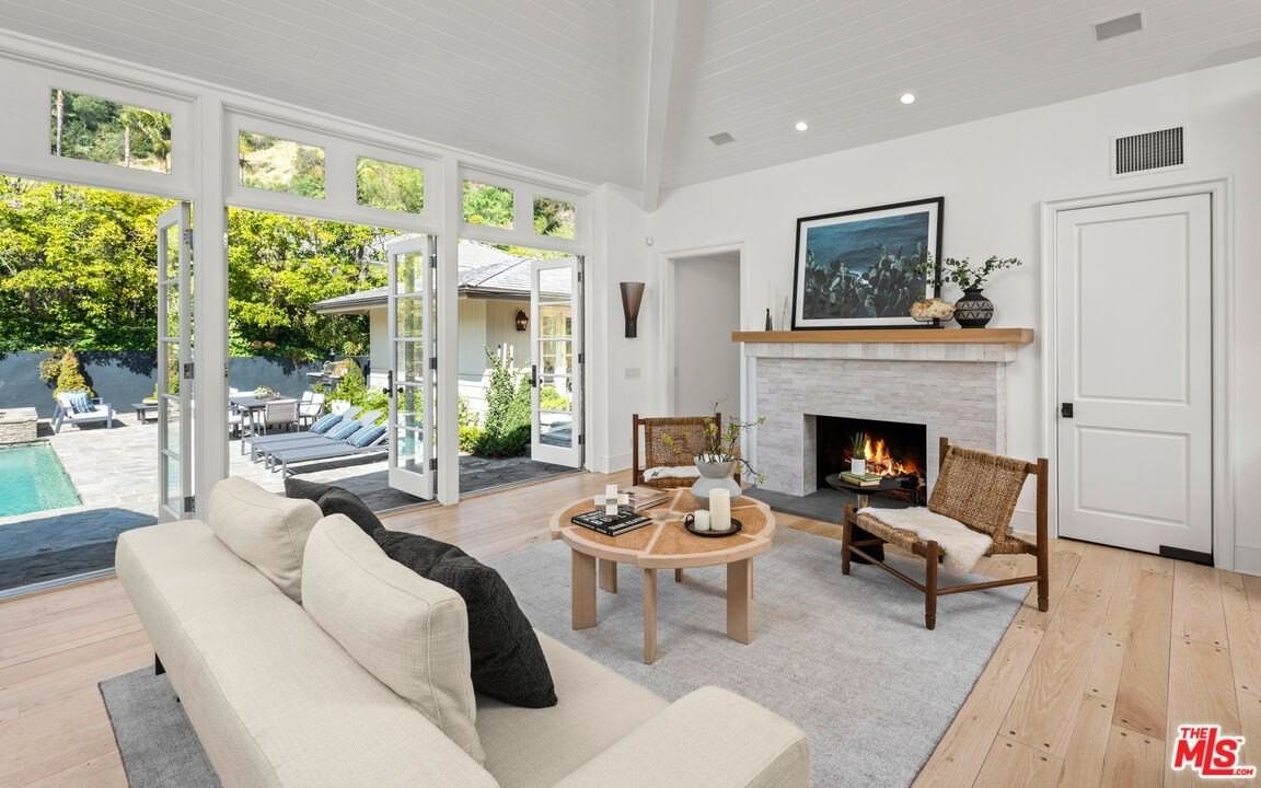 1330 North Wetherly Drive - Photo 7 of 38