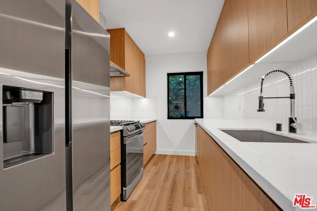 950 Havenhurst Drive #6 - Photo 6 of 26