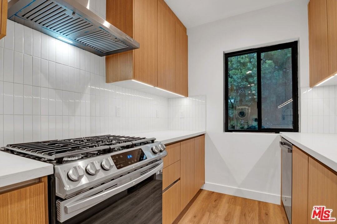 950 Havenhurst Drive #6 - Photo 7 of 26