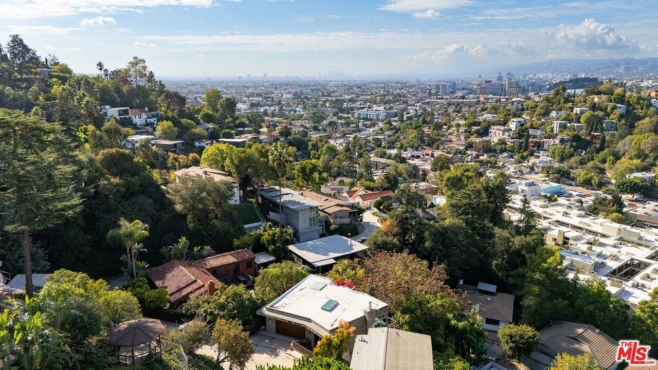 3255 Fernwood Ave - Photo 3 of 25