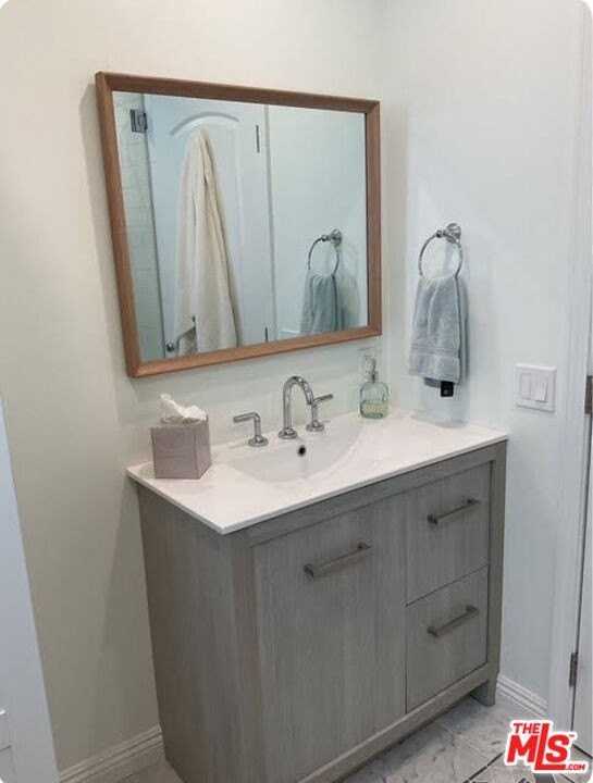 2821 S Harcourt Ave - Photo 6 of 9