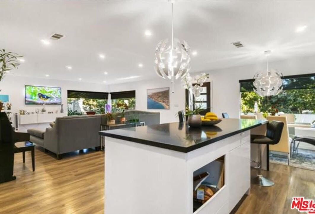 10915 Ayres Avenue - Photo 4 of 33