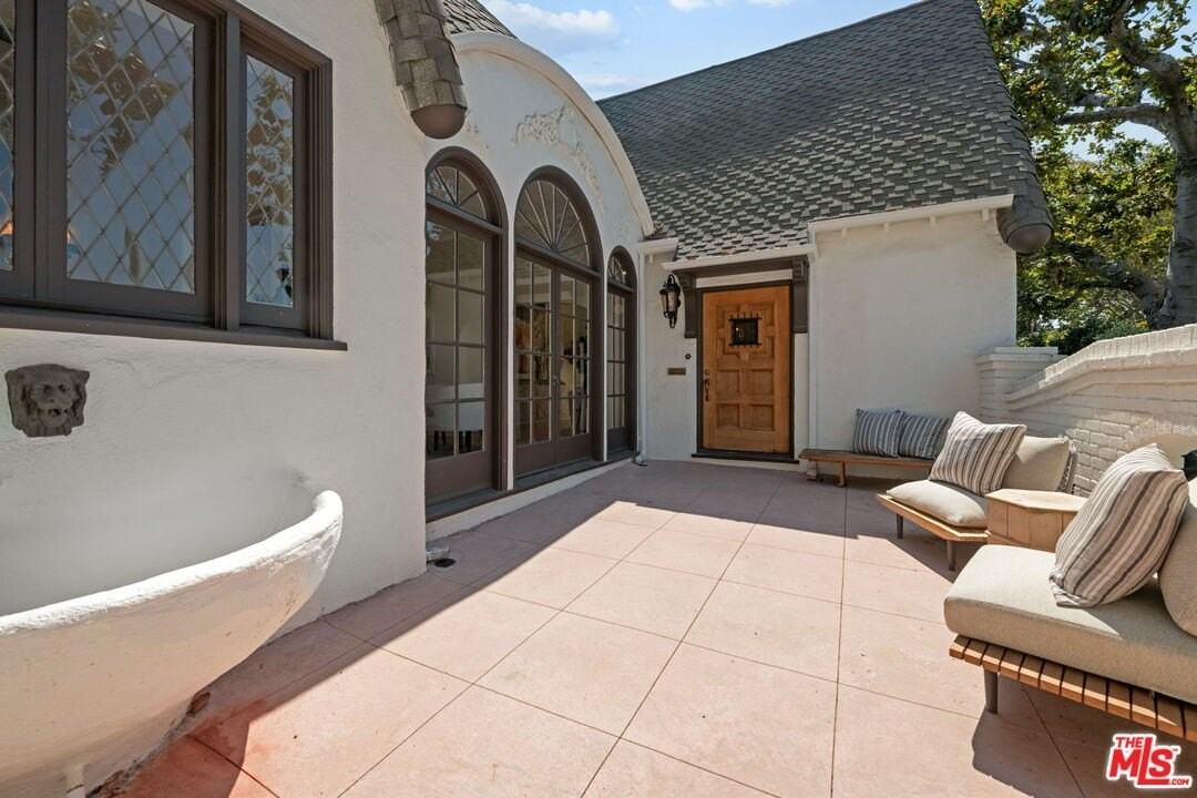 802 S Cochran Ave - Photo 4 of 50