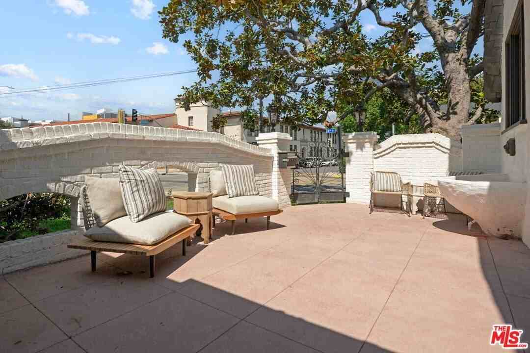 802 S Cochran Ave - Photo 6 of 50