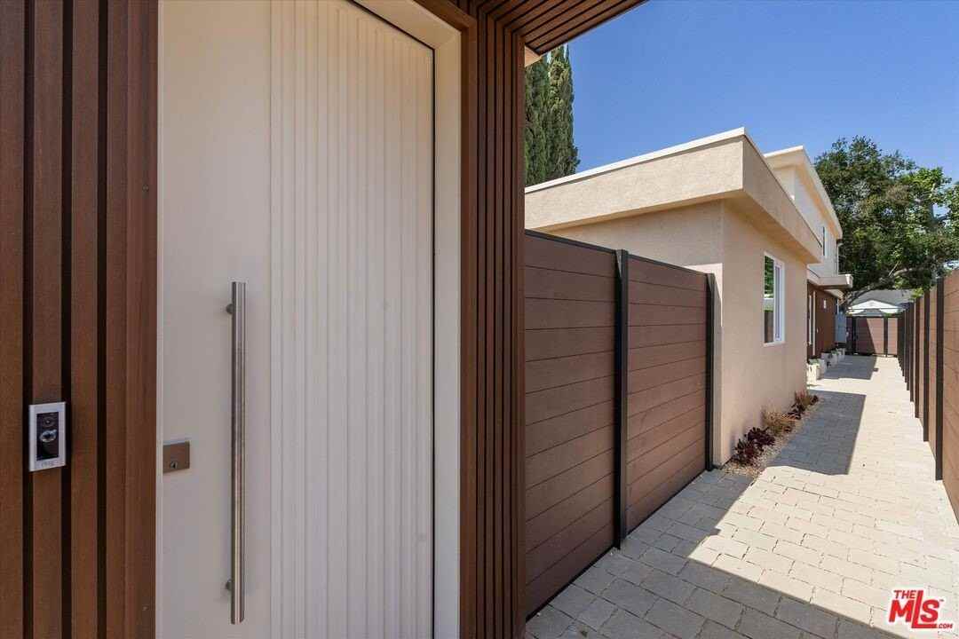 5912 1/2 Mammoth Ave - Photo 2 of 14