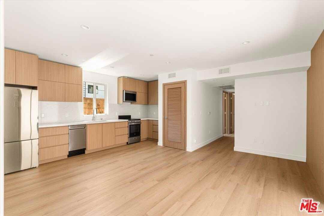 5912 1/2 Mammoth Ave - Photo 3 of 14