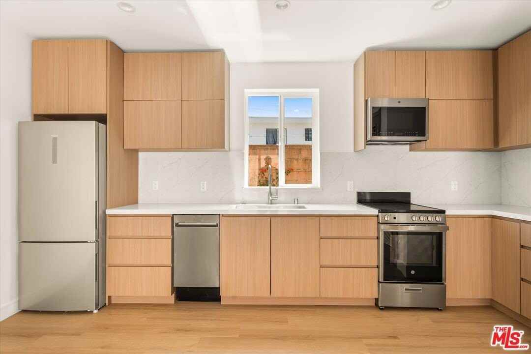 5912 1/2 Mammoth Ave - Photo 4 of 14