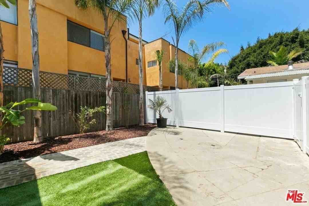 1034 Bay Street #B - Photo 4 of 23