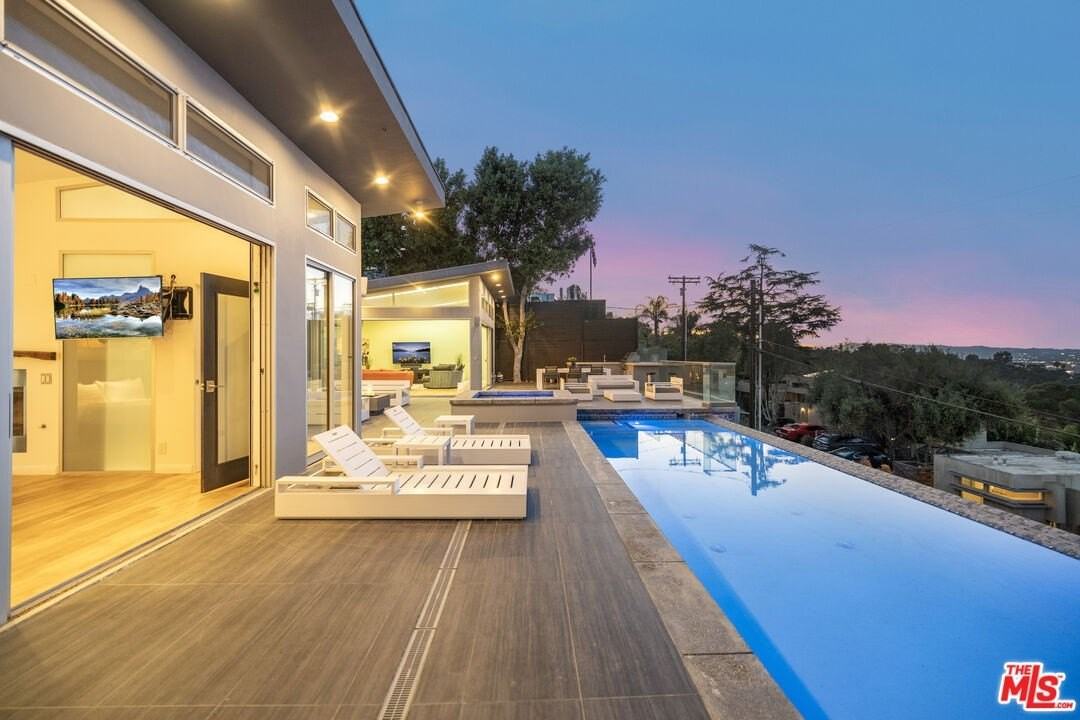 7275 Mulholland Drive - Photo 2 of 34