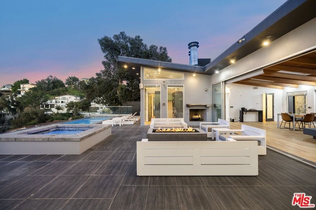 7275 Mulholland Drive - Photo 6 of 34