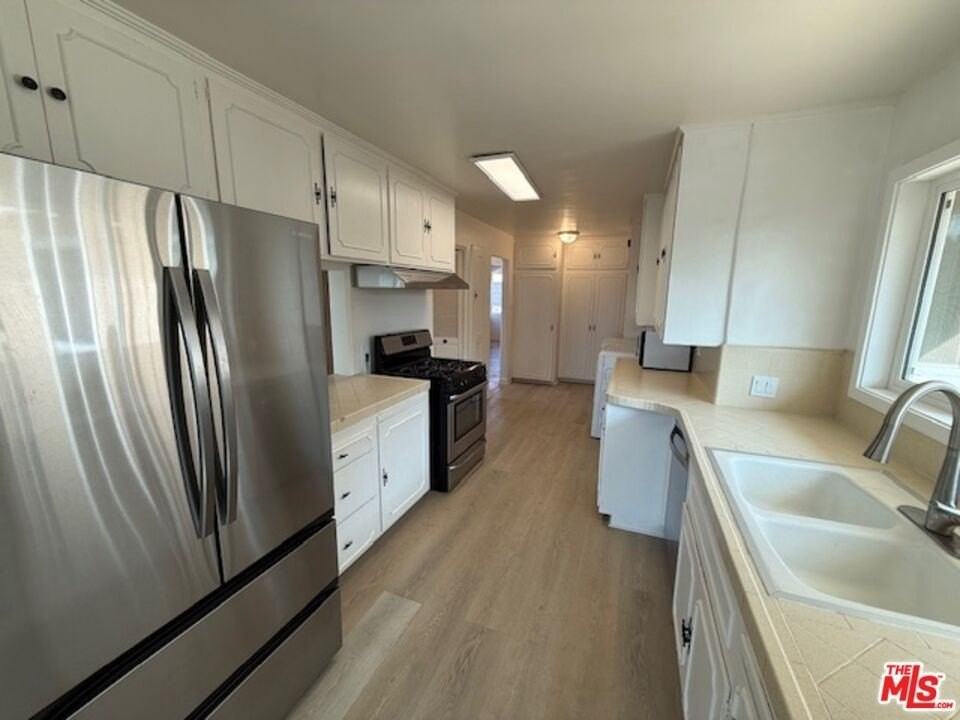 3237 Midvale Ave - Photo 6 of 20