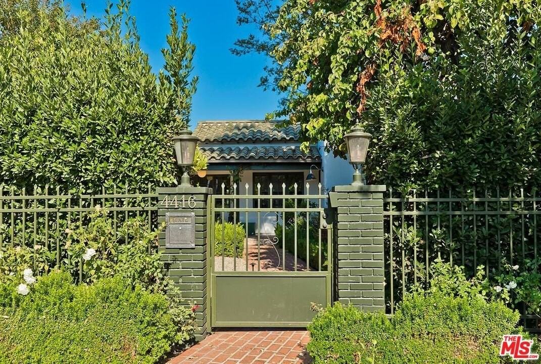 4416 Arcola Avenue - Photo 4 of 46