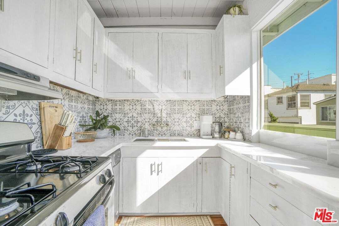 4400 Ocean Drive - Photo 5 of 40