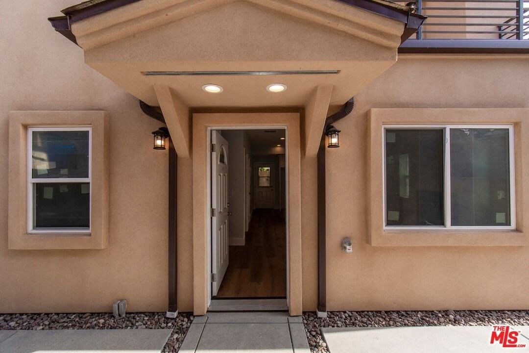 2210 South Harcourt Avenue - Photo 2 of 15