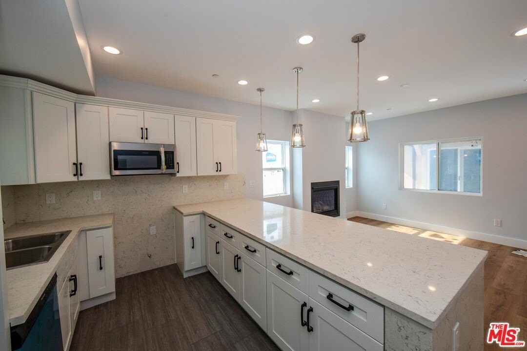 2210 South Harcourt Avenue - Photo 6 of 15