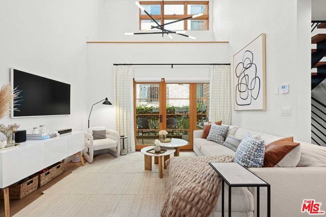 1035 North Vista Street - Photo 5 of 30