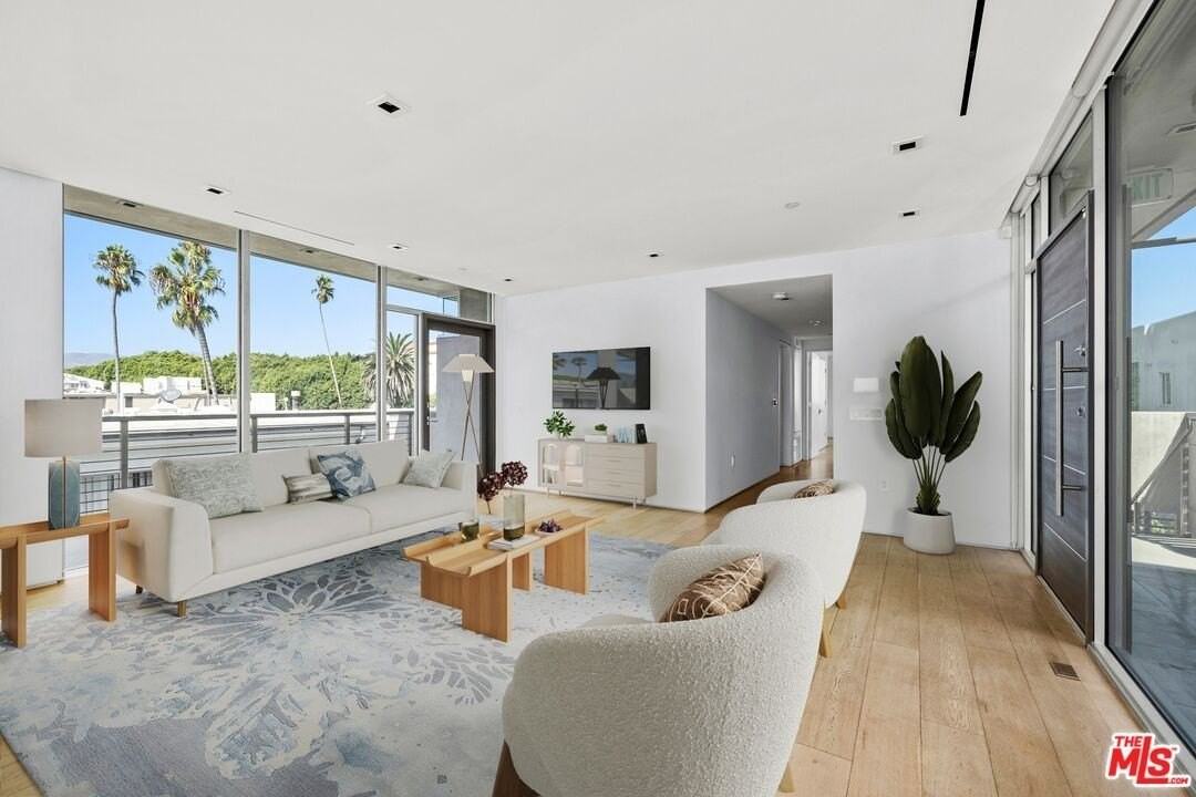 1012 2nd St Apt 4 #4 - Photo 2 of 19