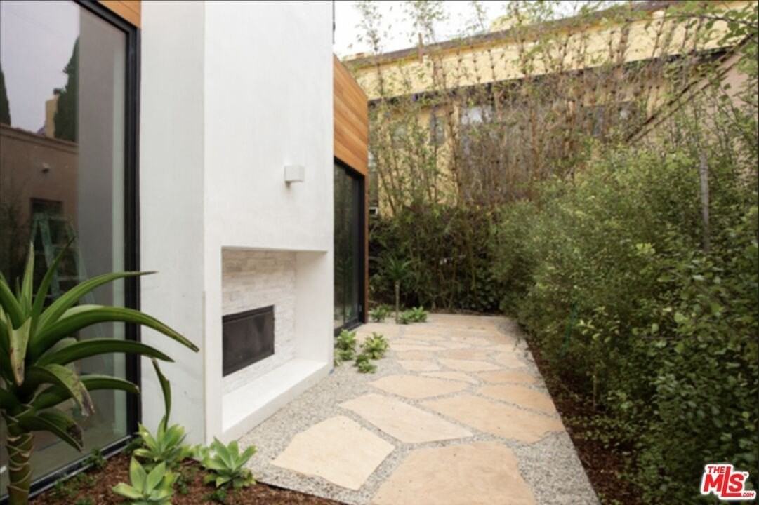 1033 1/2 Grant St - Photo 4 of 24