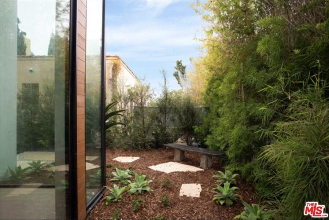 1033 1/2 Grant St - Photo 3 of 24